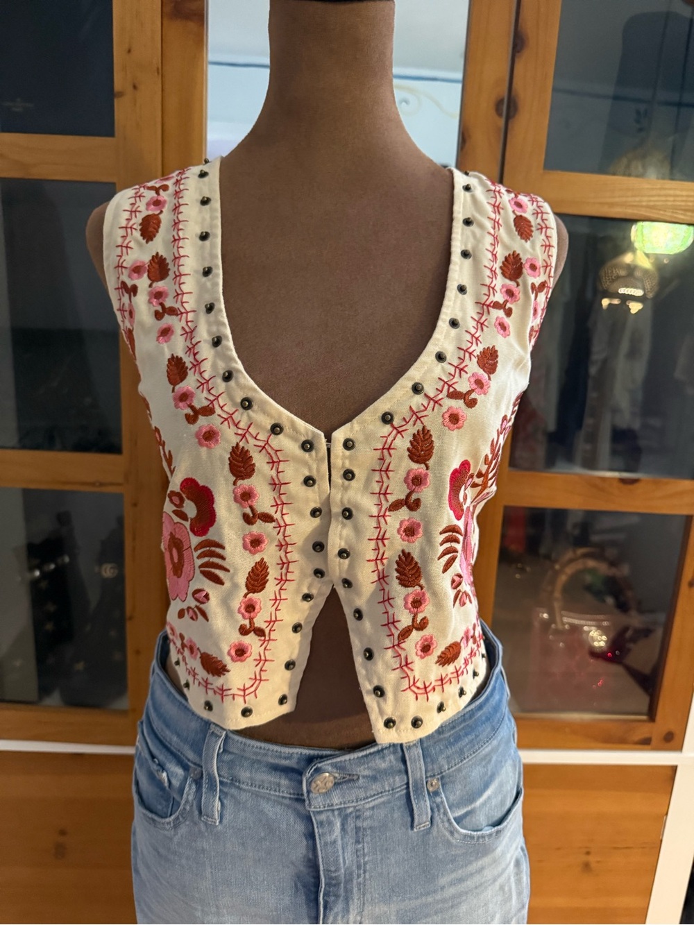 SHEIN Cream Embroidered Floral Sleeveless Crop Top with Pink & Rust Accents